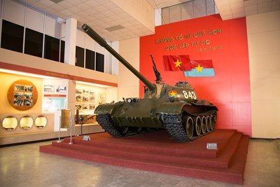 xe tăng tiến vào dinh độc lập